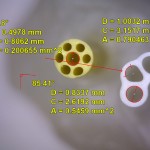 Mätningar i en bild tagen med ett Dino-Lite USB-mikroskop.